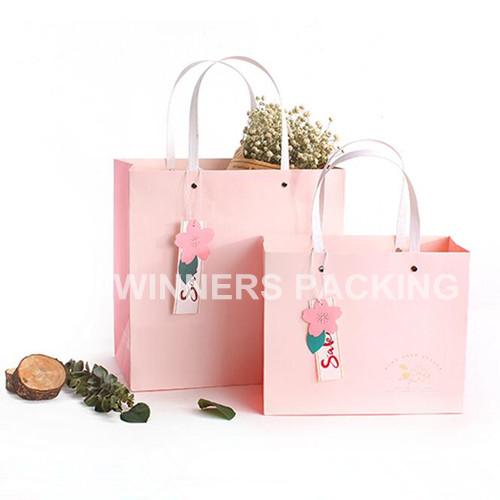 Wholesale decorative luxury recyclable fashion gift paper bags with custom logo
